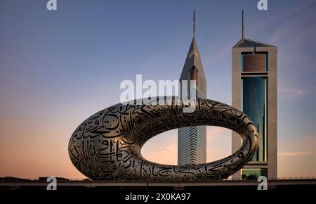 Museum of the Future, hinter Jumeirah Emirates Towers, Wolkenkratzern, Downtown, Finanzviertel, Abendlicht, Dubai, Vereinigte Arabische Emirate, VAR Stockfoto