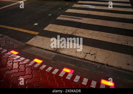 Nachtaufnahme, Crosswalk, Crosswalk, gegen Smartphone-Junkies, mit Bodenampel, Bodenampel, LED-Lichtern rot und grün im Asphalt, Verkehr, Dubai, Vereinigte Arabische Emirate, VAR Stockfoto