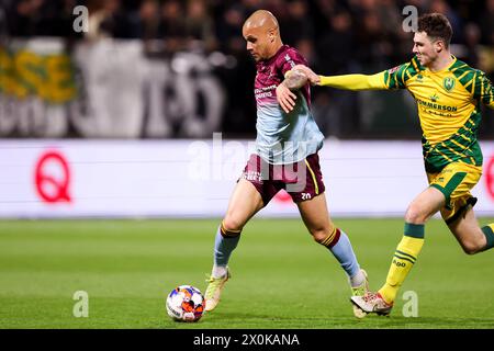 Den Haag, Niederlande. April 2024. DEN HAAG, NIEDERLANDE - 12. APRIL: Anthony van den Hurk von Helmond Sport kämpft um den Ball mit Jari Vlak von ADO den Haag während des niederländischen Keuken Kampioen Divisie Spiels zwischen ADO den Haag und Helmond Sport im Bingoal Stadion am 12. April 2024 in den Haag. (Foto von Hans van der Valk/Orange Pictures) Credit: Orange Pics BV/Alamy Live News Stockfoto