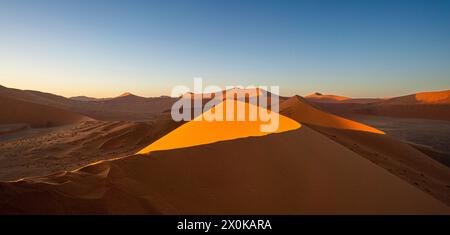 Sonnenaufgang bei Dune 45 im Namib-Naukluft-Nationalpark, Namibia Stockfoto