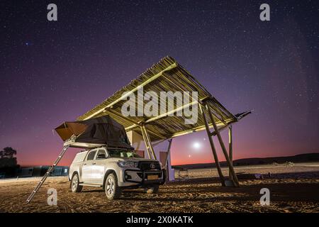 Camping in einem Dachzelt in Sesrim an der Grenze zum Namib-Naukluft-Nationalpark, Namibia Stockfoto