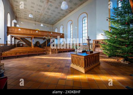 Innenaufnahmen der evangelischen Kirche St. Viktor in Guntersblum, Rheinhessen, bekannt für seine steinernen Sarazenentürme im armenischen Architekturstil, Stockfoto