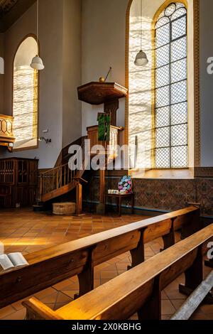 Innenaufnahmen der evangelischen Kirche St. Viktor in Guntersblum, Rheinhessen, bekannt für seine steinernen Sarazenentürme im armenischen Architekturstil, Stockfoto