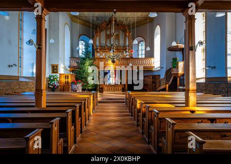 Innenaufnahmen der evangelischen Kirche St. Viktor in Guntersblum, Rheinhessen, bekannt für seine steinernen Sarazenentürme im armenischen Architekturstil, Stockfoto