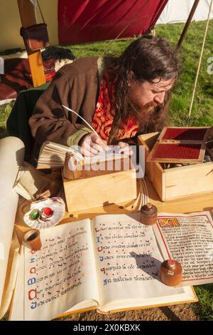 England, East Sussex, Battle, das jährliche Oktober Battle of Hastings Re-enactment Festival, man transkribiert mittelalterliche Texte Stockfoto