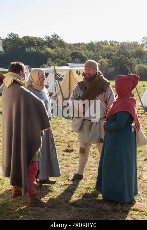 England, East Sussex, Battle, das jährliche Oktober Battle of Hastings Re-enactment Festival, Gruppe von Festivalteilnehmern in mittelalterlichen Kostümen Stockfoto