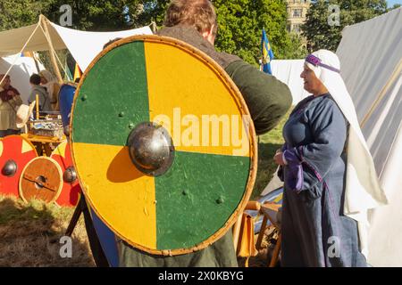 England, East Sussex, Battle, das jährliche Oktober Battle of Hastings Re-enactment Festival, Gruppe von Festivalteilnehmern in mittelalterlichen Kostümen Stockfoto