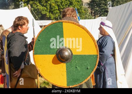 England, East Sussex, Battle, das jährliche Oktober Battle of Hastings Re-enactment Festival, Gruppe von Festivalteilnehmern in mittelalterlichen Kostümen Stockfoto