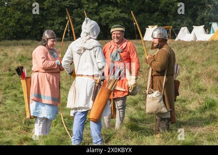 England, East Sussex, Battle, das jährliche Oktober Battle of Hastings Re-enactment Festival, Gruppe von Bogenschützen in mittelalterlichen Kostümen Stockfoto