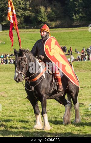 England, East Sussex, Battle, das jährliche Oktober Battle of Hastings Re-enactment Festival, Norman Knight on Horseback gekleidet in mittelalterlicher Rüstung Stockfoto