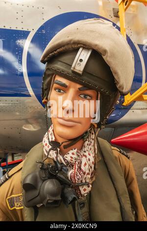 England, West Sussex, Chichester, Tangmere Military Aviation Museum, Ausstellung des Luftwaffenpiloten in Militäruniform Stockfoto