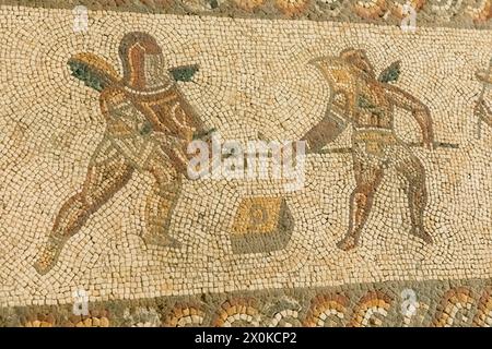 England, West Sussex, Bignor Roman Villa, römisches Mosaik mit Gladiatoren Stockfoto