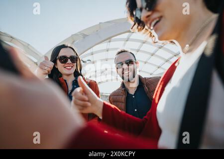 Das Business-Team gibt bei einem Treffen im Freien die Daumen hoch und diskutiert Strategien für das Umsatzwachstum Stockfoto