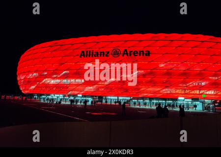 Allianz Arena, München, Fußballstadion, rot beleuchtet, nachts Stockfoto