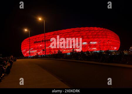 Allianz Arena, München, Fußballstadion, rot beleuchtet, nachts Stockfoto