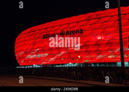 Allianz Arena, München, Fußballstadion, rot beleuchtet, nachts Stockfoto