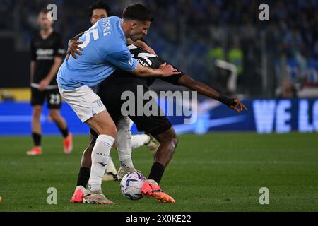 Rom, Italien. April 2024. Nicolo' Casale von S.S. Lazio und Chukwubuikem Ikwuemesi von U.S. Salernitana 1919 während des 32. Tages der Serie A Meisterschaft zwischen S.S. Lazio und U.S. Salernitana, 12. April 2024 im Olympiastadion in Rom, Italien Credit: Independent Photo Agency/Alamy Live News Stockfoto