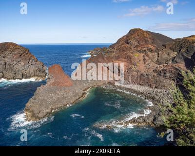 Azoren, Aussichtspunkt Barro Vermelho, Insel Graciosa, Portugal, Meereslandschaft, Atlantik-Archipel, Wasser, vulkanisches Gestein, Land und Meer Stockfoto