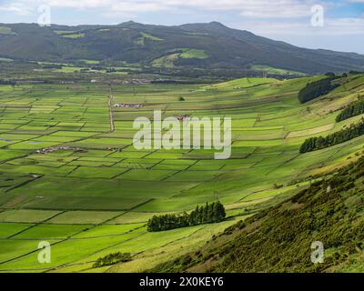 Azoren, Hügel von Serra do Cume und Serra da Ribeirinha, Terceira, Landschaft, grün, üppig, Natur, Landwirtschaft, gemäßigtes Klima, Insel, Atlantischer Ozean, Gulf Stream, Portugal Stockfoto