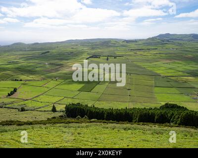 Azoren, Hügel von Serra do Cume und Serra da Ribeirinha, Terceira, Landschaft, grün, üppig, Natur, Landwirtschaft, gemäßigtes Klima, Insel, Atlantischer Ozean, Gulf Stream, Portugal Stockfoto