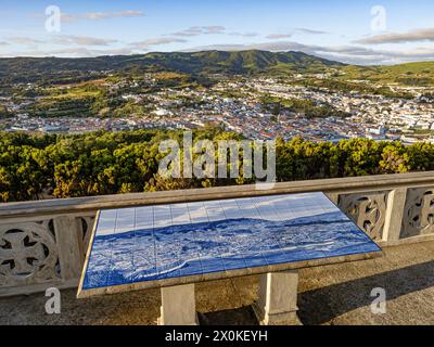 Azulejo lackierte, verzinnte Keramikfliesen mit Mosaikfliesen, Aussichtspunkt der Stadt Angra do Heroismo, Azoren, Terceira, Portugal, Atlantik-Archipel, portugiesische Kultur, Blick vom Monte Brasil Stockfoto