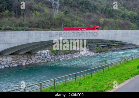 S.Pellegrino Terme Italien 5. April 2024: Lkw für den Transport von Mineralwasser auf der Brembo-Brücke Stockfoto