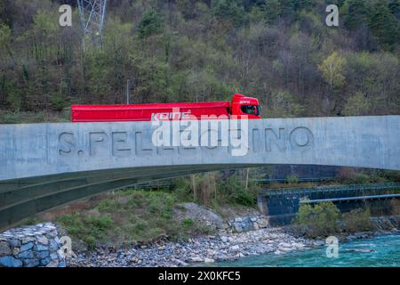 S.Pellegrino Terme Italien 5. April 2024: Lkw für den Transport von Mineralwasser auf der Brembo-Brücke Stockfoto