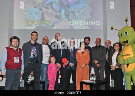 Turin, Italien. April 2024. Turin, Italien Turin Comics 2024 Lingotto-Messe vom 12. Bis 13. April, institutionelle Eröffnungskonferenz mit Veranstaltungsort im Foto: Vittorio Pavesio Autor und Schirmherr von Turin Comics, Claudio Castellini Autor und Designer des Posters 2024: Marrone Maurizio Ratgeberin für Sozialpolitik und Integration sozial-Gesundheitswesen der Region Piemont, Maurizia Ragni Credit: unabhängige Fotoagentur/Alamy Live News Stockfoto