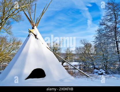 Europa, Deutschland, Hessen, Mittelhessen, Marburger Land, Winteratmosphäre an der Lahn bei Weimar, Tipi/Indianerzelt im Schnee am Ufer der Lahn Stockfoto