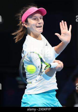 Tokio, Japan. April 2024. Anna Danilina aus Kasachstan kehrt den Ball gegen NAO Hibino aus Japan während der Qualifikation zum Billie Jean King Cup im Ariake Kolosseum in Tokio am 12. April 2024 zurück. Hibino besiegte Danilina mit 6:1, 6-0 und Japan führt Kasachstan mit 2:0. (Foto: Yoshio Tsunoda/AFLO) Stockfoto