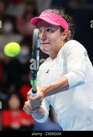 Tokio, Japan. April 2024. Anna Danilina aus Kasachstan kehrt den Ball gegen NAO Hibino aus Japan während der Qualifikation zum Billie Jean King Cup im Ariake Kolosseum in Tokio am 12. April 2024 zurück. Hibino besiegte Danilina mit 6:1, 6-0 und Japan führt Kasachstan mit 2:0. (Foto: Yoshio Tsunoda/AFLO) Stockfoto