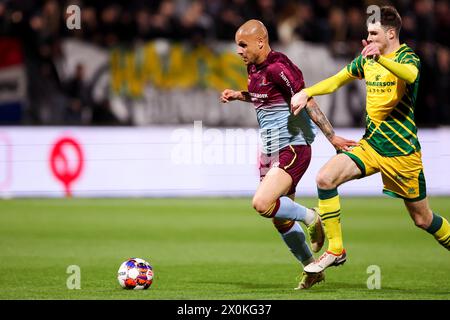 Den Haag, Niederlande. April 2024. DEN HAAG, NIEDERLANDE - 12. APRIL: Anthony van den Hurk von Helmond Sport kämpft um den Ball mit Jari Vlak von ADO den Haag während des niederländischen Keuken Kampioen Divisie Spiels zwischen ADO den Haag und Helmond Sport im Bingoal Stadion am 12. April 2024 in den Haag. (Foto von Hans van der Valk/Orange Pictures) Credit: Orange Pics BV/Alamy Live News Stockfoto