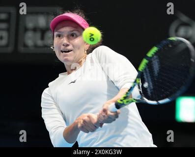 Tokio, Japan. April 2024. Anna Danilina aus Kasachstan kehrt den Ball gegen NAO Hibino aus Japan während der Qualifikation zum Billie Jean King Cup im Ariake Kolosseum in Tokio am 12. April 2024 zurück. Hibino besiegte Danilina mit 6:1, 6-0 und Japan führt Kasachstan mit 2:0. (Foto: Yoshio Tsunoda/AFLO) Stockfoto