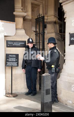 Zwei Polizisten am Eingang zu Black Rod's Garden, Houses of Parliament, Palace of Westminster, City of Westminster, London, UK Stockfoto