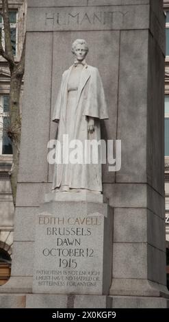 Denkmal für Edith Cavell, St Martin's Place, Charing Cross, London, Großbritannien. Edith Louisa Cavell (* 4. Dezember 1865 – 12. Oktober 1915) war eine britische Krankenschwester. Stockfoto