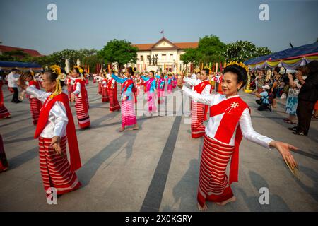 Chiang Mai, Thailand. April 2024. Thailändische Darsteller in traditionellen Kostümen führen den thailändischen Lanna-Tanz während der Feierlichkeiten zum 728. Jahrestag der Stadt Chiang Mai auf. Die Stadt Chiang Mai wurde am 12. April 1296 von den drei Königen König Mangrai, König Ngam Mueang und König RAM Khamhaeng gegründet. (Foto: Pongmanat Tasiri/SOPA Images/SIPA USA) Credit: SIPA USA/Alamy Live News Stockfoto