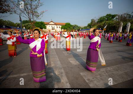 Chiang Mai, Thailand. April 2024. Thailändische Darsteller in traditionellen Kostümen führen den thailändischen Lanna-Tanz während der Feierlichkeiten zum 728. Jahrestag der Stadt Chiang Mai auf. Die Stadt Chiang Mai wurde am 12. April 1296 von den drei Königen König Mangrai, König Ngam Mueang und König RAM Khamhaeng gegründet. (Foto: Pongmanat Tasiri/SOPA Images/SIPA USA) Credit: SIPA USA/Alamy Live News Stockfoto