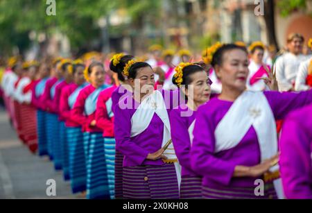 Chiang Mai, Thailand. April 2024. Thailändische Darsteller in traditionellen Kostümen führen den thailändischen Lanna-Tanz während der Feierlichkeiten zum 728. Jahrestag der Stadt Chiang Mai auf. Die Stadt Chiang Mai wurde am 12. April 1296 von den drei Königen König Mangrai, König Ngam Mueang und König RAM Khamhaeng gegründet. (Foto: Pongmanat Tasiri/SOPA Images/SIPA USA) Credit: SIPA USA/Alamy Live News Stockfoto