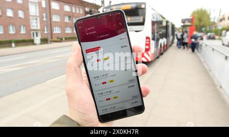 Auf einem Smartphone ist die App vom Hamburger Verkehrsverbund hvv Switch geöffnet. Symbolbild/Symbolfoto. Hoheluft Hamburg *** die App des Hamburger Verkehrsverbandes hvv Switch ist auf einem Smartphone geöffnet Symbolbild Symbolbild Hoheluft Hamburg Stockfoto