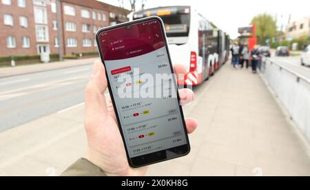 Auf einem Smartphone ist die App vom Hamburger Verkehrsverbund hvv Switch geöffnet. Symbolbild/Symbolfoto. Hoheluft Hamburg *** die App des Hamburger Verkehrsverbandes hvv Switch ist auf einem Smartphone geöffnet Symbolbild Symbolbild Hoheluft Hamburg Stockfoto