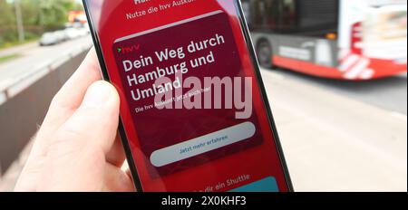 Auf einem Smartphone ist die App vom Hamburger Verkehrsverbund hvv Switch geöffnet. Symbolbild/Symbolfoto. Hoheluft Hamburg *** die App des Hamburger Verkehrsverbandes hvv Switch ist auf einem Smartphone geöffnet Symbolbild Symbolbild Hoheluft Hamburg Stockfoto