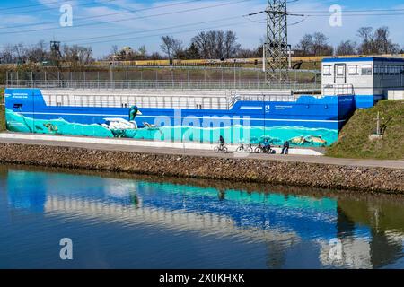 Regenwasserüberlaufbecken an der Osterfelder Straße in Oberhausen, am Rhein-Herne-Kanal und der dahinter liegende Emscher auf der Emscherinsel, wo sauber Stockfoto