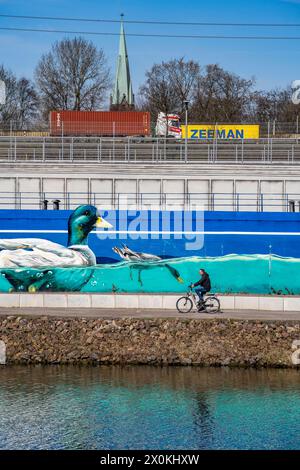 Regenwasserüberlaufbecken an der Osterfelder Straße in Oberhausen, am Rhein-Herne-Kanal und der dahinter liegende Emscher auf der Emscherinsel, wo sauber Stockfoto