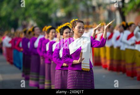 Chiang Mai, Thailand. April 2024. Thailändische Darsteller in traditionellen Kostümen führen den thailändischen Lanna-Tanz während der Feierlichkeiten zum 728. Jahrestag der Stadt Chiang Mai auf. Die Stadt Chiang Mai wurde am 12. April 1296 von den drei Königen König Mangrai, König Ngam Mueang und König RAM Khamhaeng gegründet. (Credit Image: © Pongmanat Tasiri/SOPA Images via ZUMA Press Wire) NUR REDAKTIONELLE VERWENDUNG! Nicht für kommerzielle ZWECKE! Quelle: ZUMA Press, Inc./Alamy Live News Stockfoto