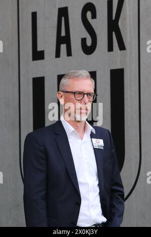 Linz, Österreich. April 2024. LINZ, ÖSTERREICH - 12. APRIL: Ehemaliger österreichischer Fußballspieler und TV-Experte Peter Stoeger aus Österreich während des Admiral-Bundesliga-Spiels zwischen LASK und FC Red Bull Salzburg in der Raiffeisen Arena am 12. April 2024 in Linz, Österreich .240412 SEPA 07 136 - 20240412 PD11292 Credit: APA-PictureDesk/Alamy Live News Stockfoto