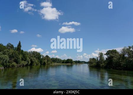 Deutschland, Bayern, Oberbayern, Chiemgau, Chiemsee, Seebruck, hier fließt die Alz aus dem Chiemsee Stockfoto