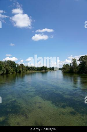 Deutschland, Bayern, Oberbayern, Chiemgau, Chiemsee, Seebruck, hier fließt die Alz aus dem Chiemsee Stockfoto