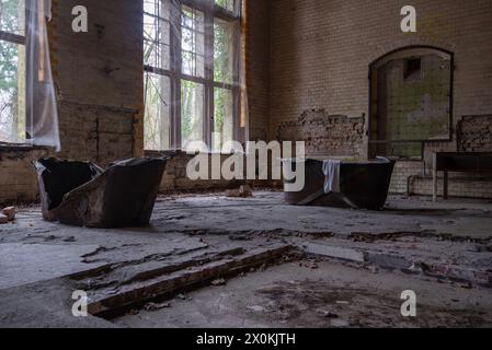 Überreste von Badewannen im Alpenhaus, Ruinen der Beelitz-Heilstätten, ehemaliges Lungensanatorium, von 1945 bis 1994 als sowjetisches Militärkrankenhaus bekannt, heute ein verlorener Ort und Drehort für Filme wie Walküre mit Tom Cruise, Beelitz, Brandenburg Stockfoto