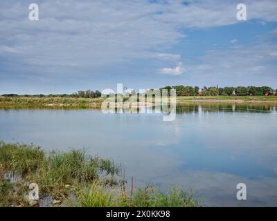 Westufer der Elbe bei Dömitz, Wolken im Wasser, ruhige und idyllische Landschaft Stockfoto