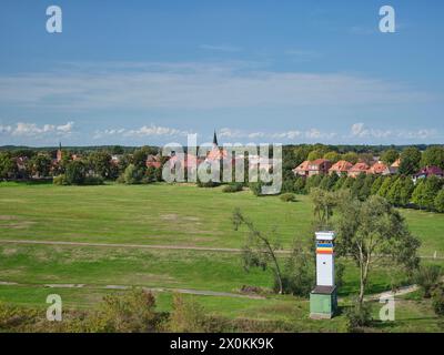 Dömitz Hafen an Elbe und Elde, alter Wachturm der ehemaligen Grenzbefestigung der innerdeutschen Grenze, Blick auf Dömitz mit dem Kirchturm St. Johanniskirche Stockfoto